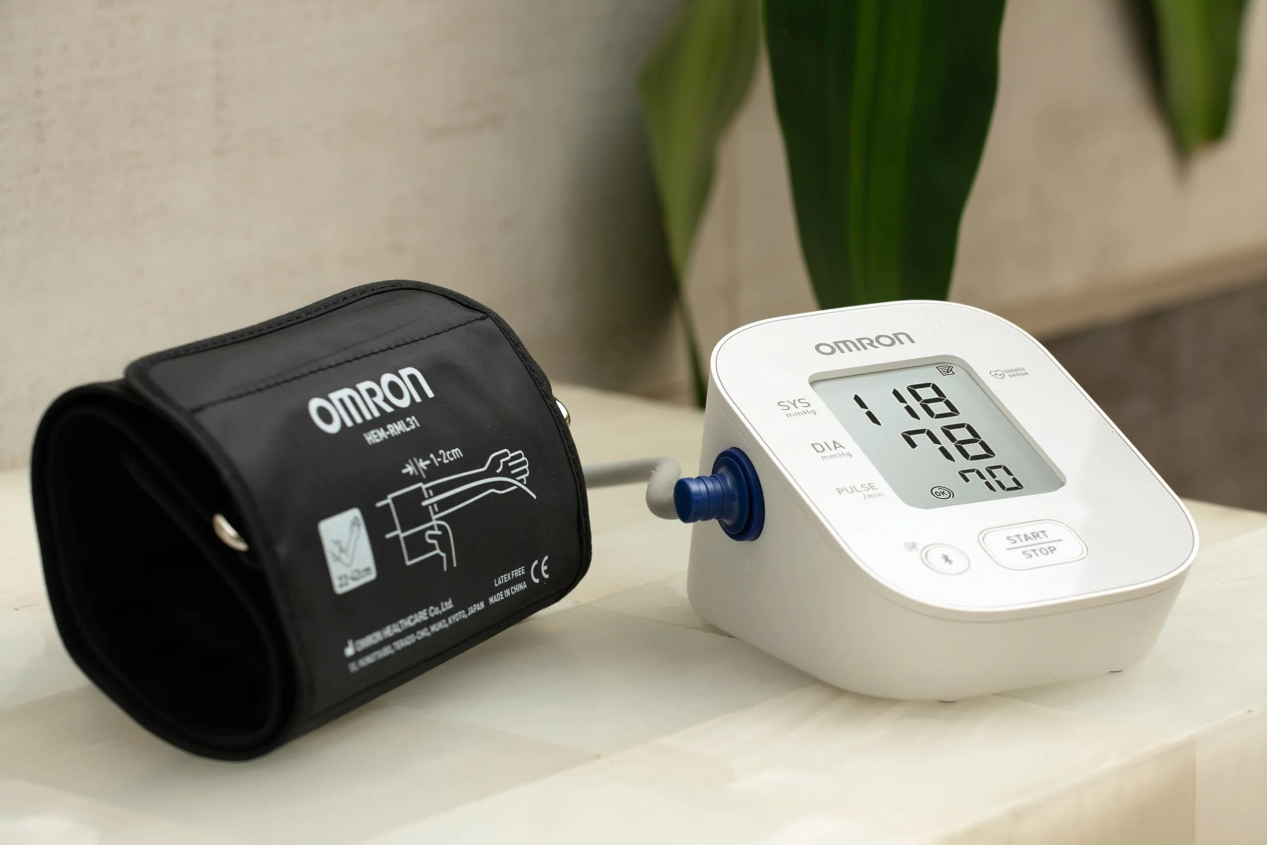 OMRON X2 Smart+ ciśnieniomierz naramienny — urządzenie do pomiaru ciśnienia krwi do użytku domowego wyposażone w funkcję Bluetooth i kompatybilne z aplikacją na smartfona