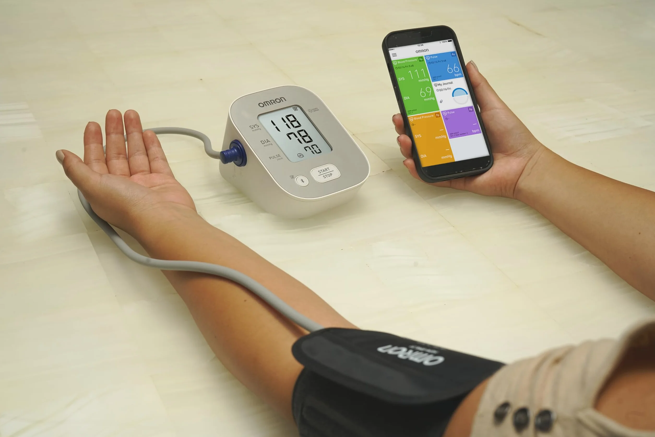 OMRON X2 Smart+ ciśnieniomierz naramienny — urządzenie do pomiaru ciśnienia krwi do użytku domowego wyposażone w funkcję Bluetooth i kompatybilne z aplikacją na smartfona
